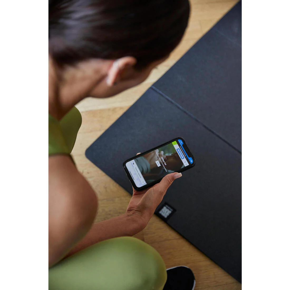 8 mm Thick Indoors and Outdoors Durable Folding Fitness Mat - Black - Image 5