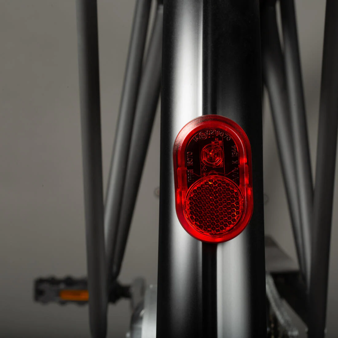 Fully-equipped, v-brake, low frame electric city bike, black - Image 14