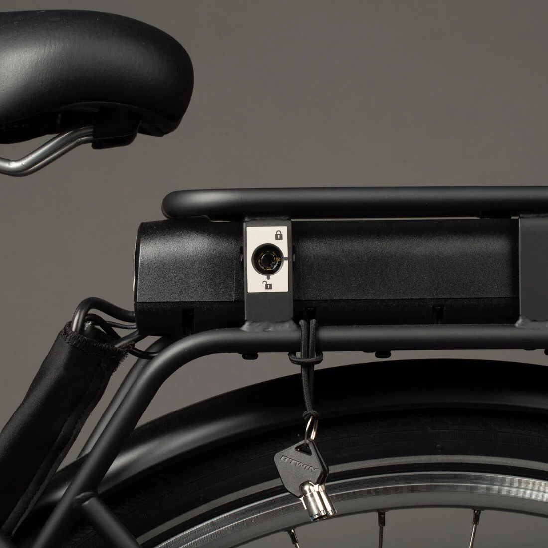 Fully-equipped, v-brake, low frame electric city bike, black - Image 18