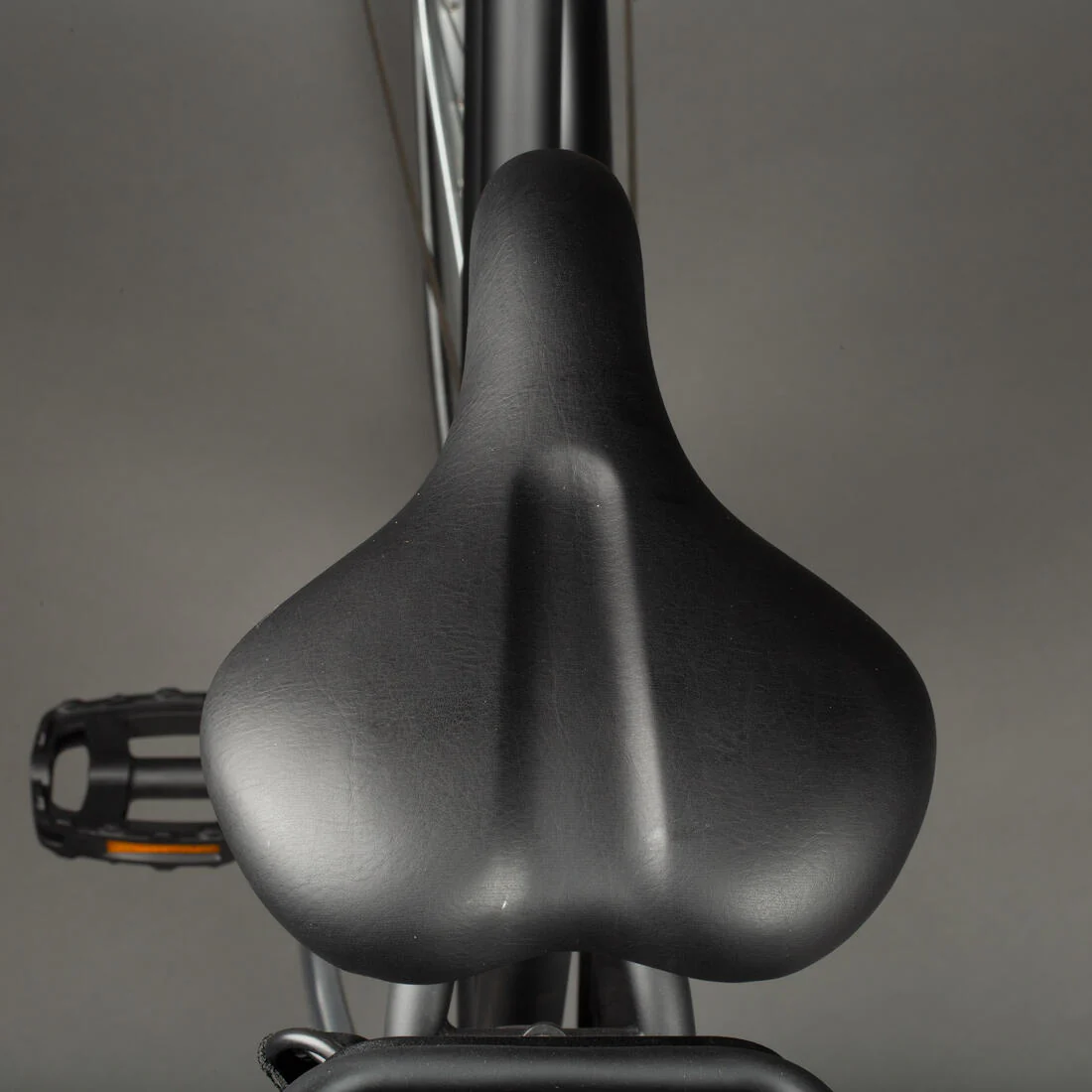 Fully-equipped, v-brake, low frame electric city bike, black - Image 5