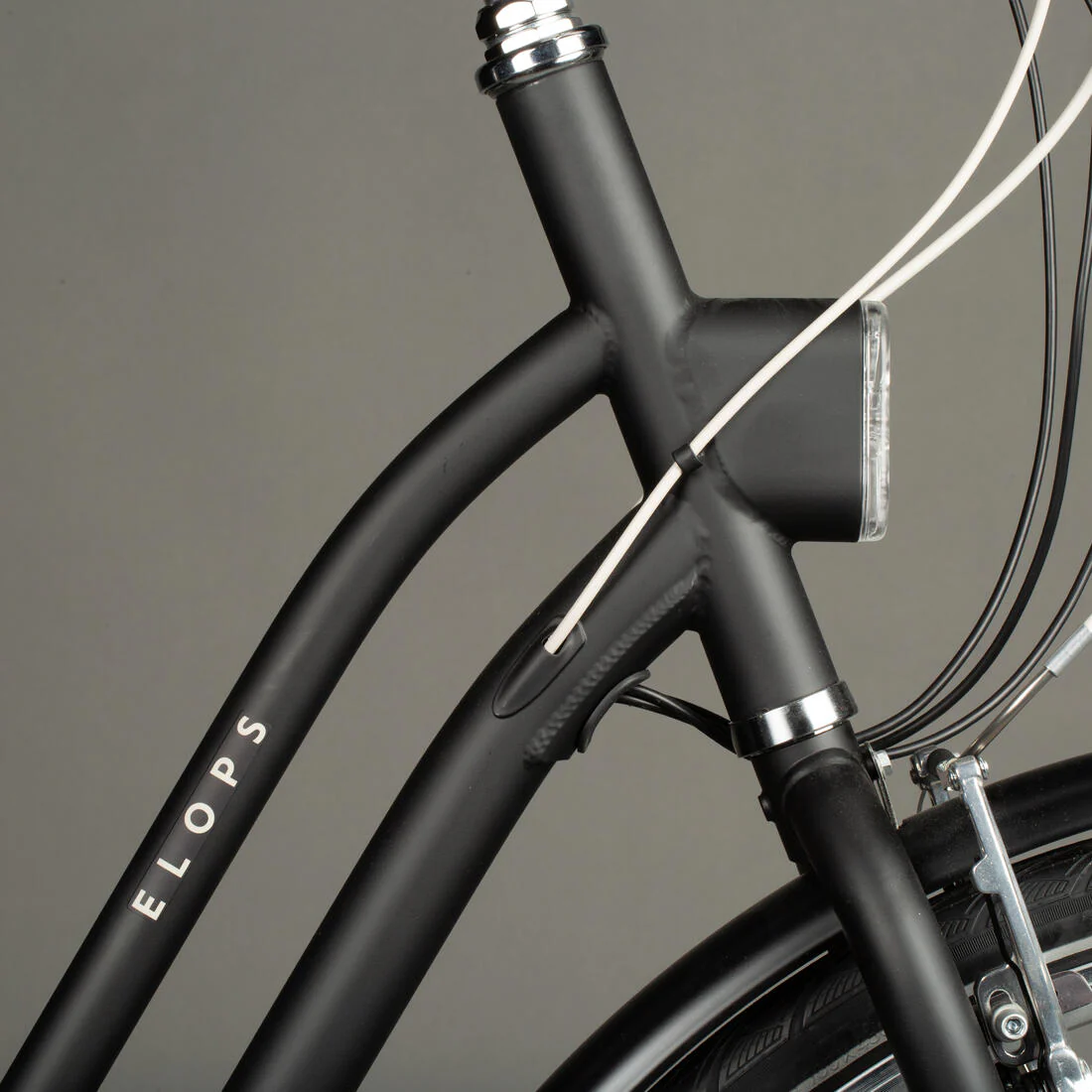 Fully-equipped, v-brake, low frame electric city bike, black - Image 8