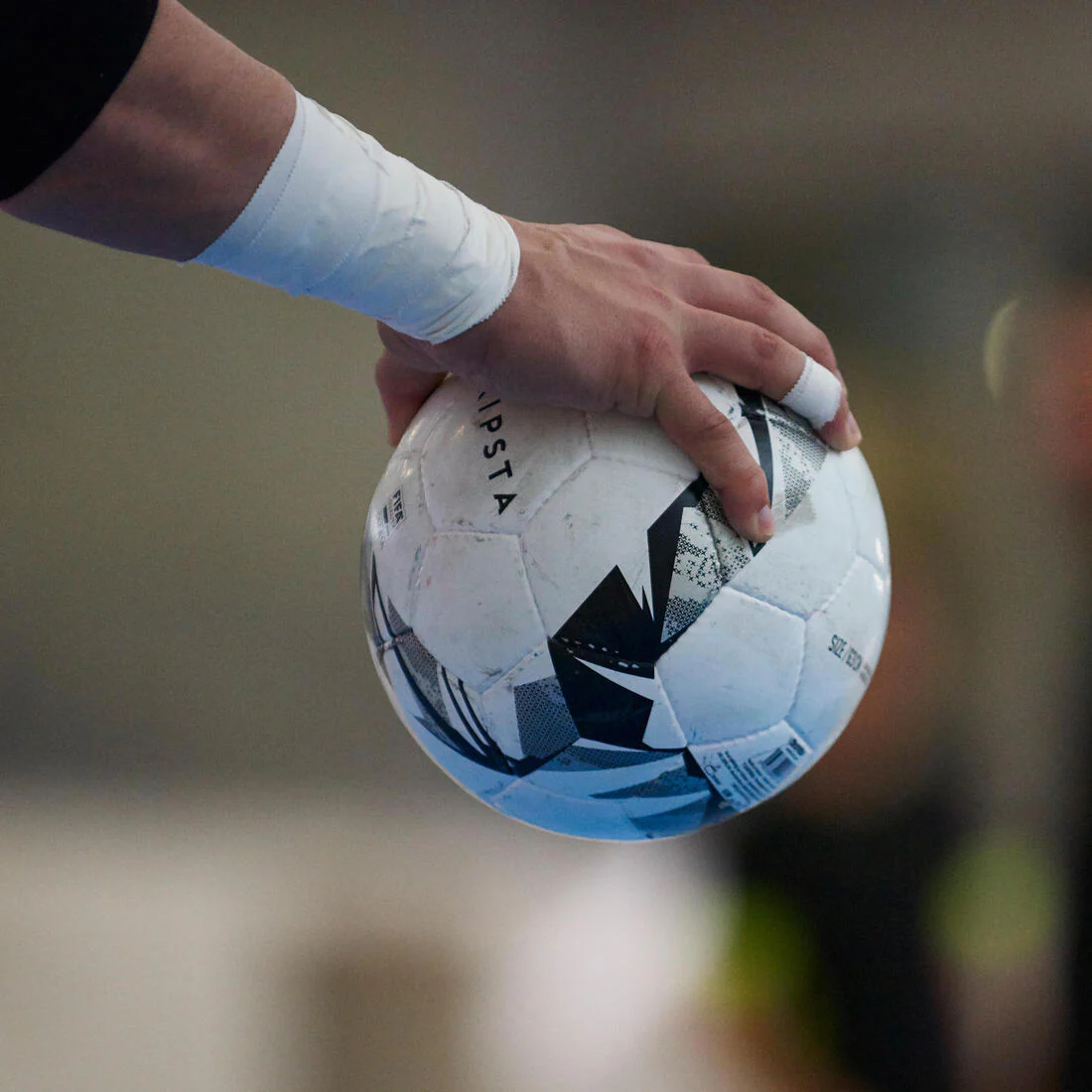 Futsal Ball FS900 63 cm - White/Grey - Image 4