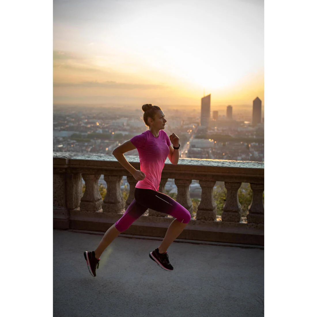 KIPRUN CARE BREATHABLE WOMEN'S CROPPED RUNNING BOTTOMS - BLACK/PINK - Image 9