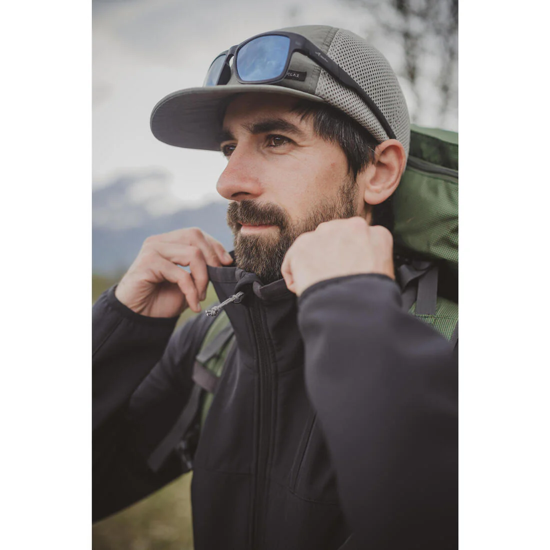 Men’s windproof softshell trekking jacket MT100 - Image 12
