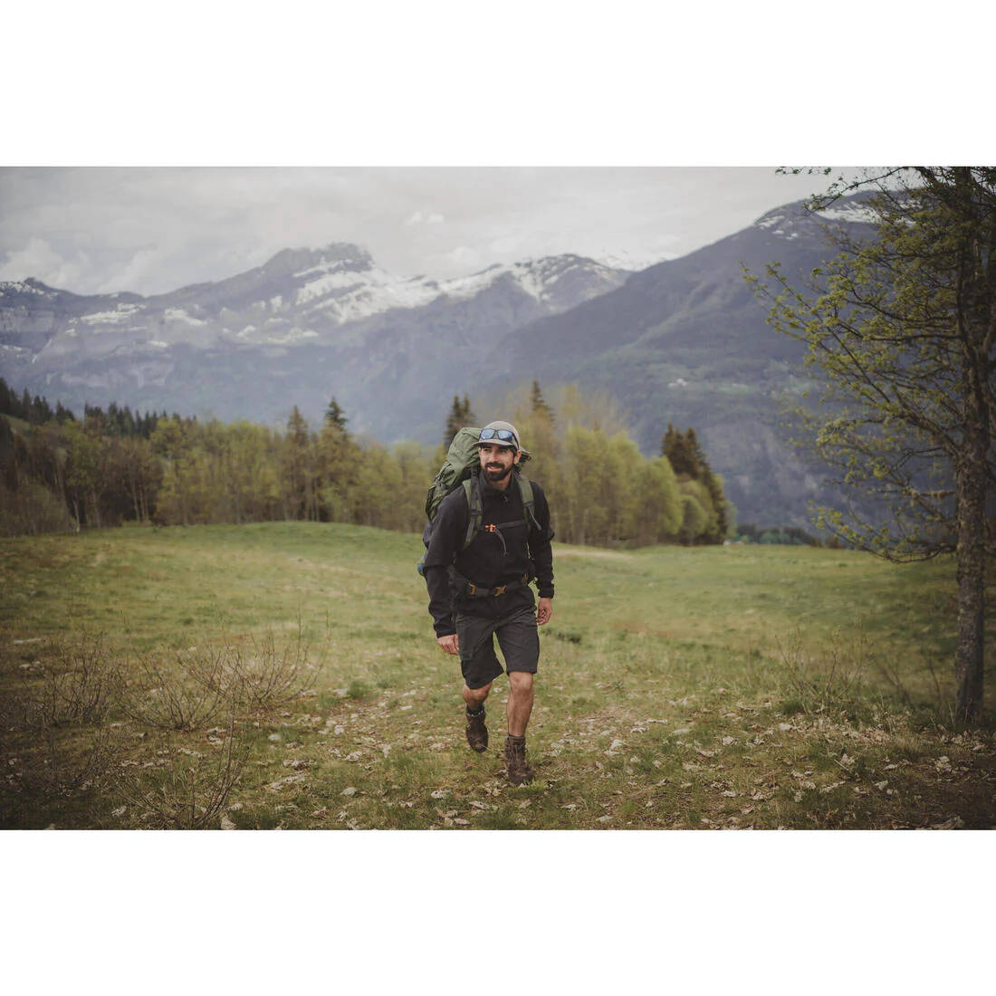 Men’s windproof softshell trekking jacket MT100 - Image 14