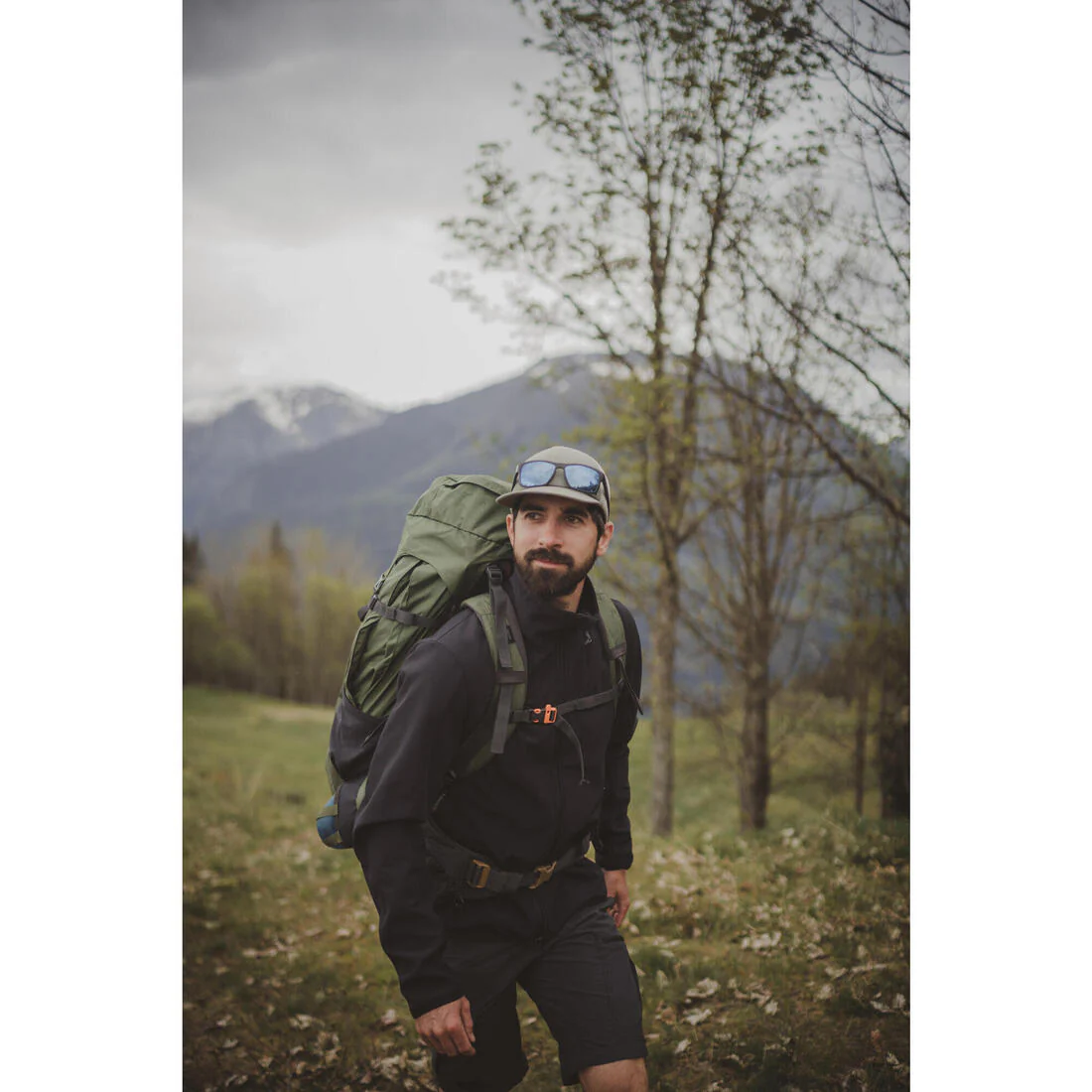 Men’s windproof softshell trekking jacket MT100 - Image 15