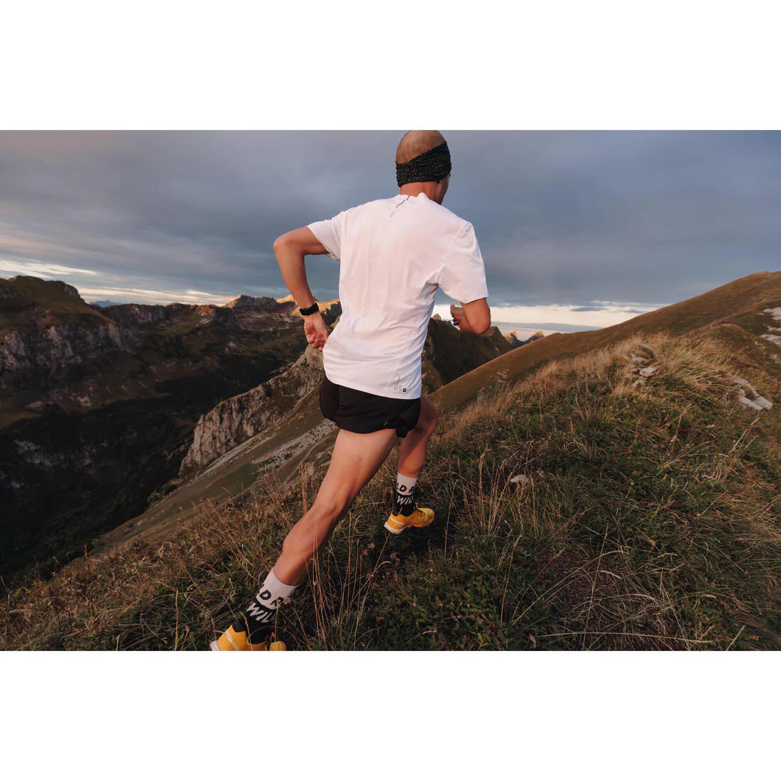 Men's KIPRUN Run 500 Comfort Split Running Shorts - Image 11
