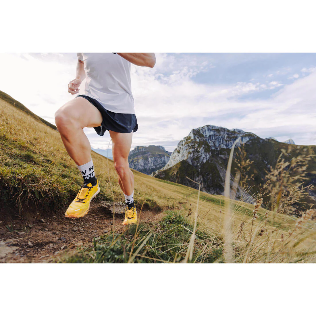 Men's KIPRUN Run 500 Comfort Split Running Shorts - Image 12