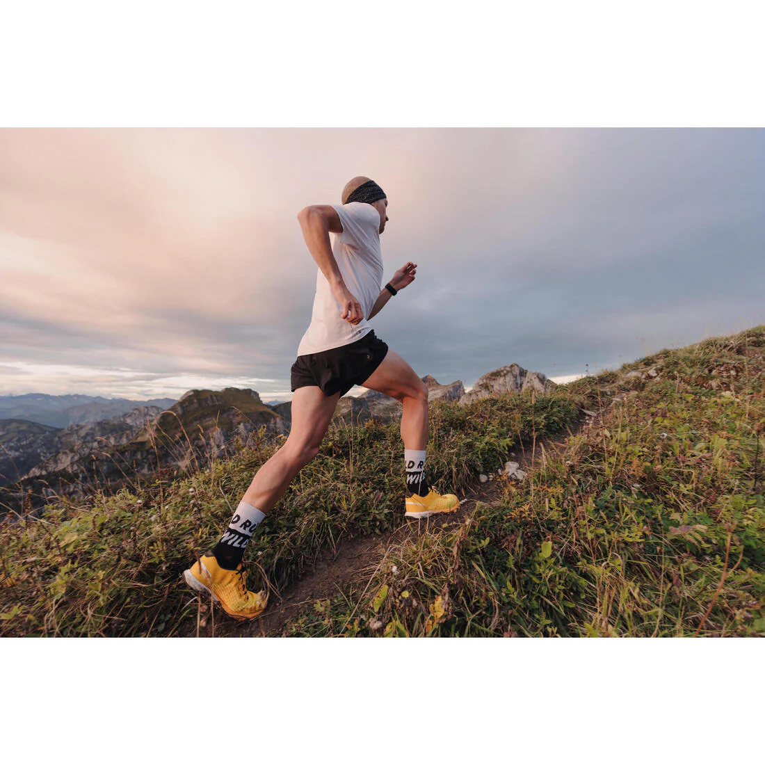 Men's KIPRUN Run 500 Comfort Split Running Shorts - Image 13