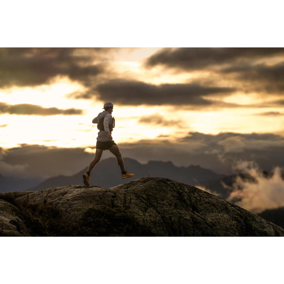 Men's KIPRUN Run 500 Comfort Split Running Shorts - Image 9