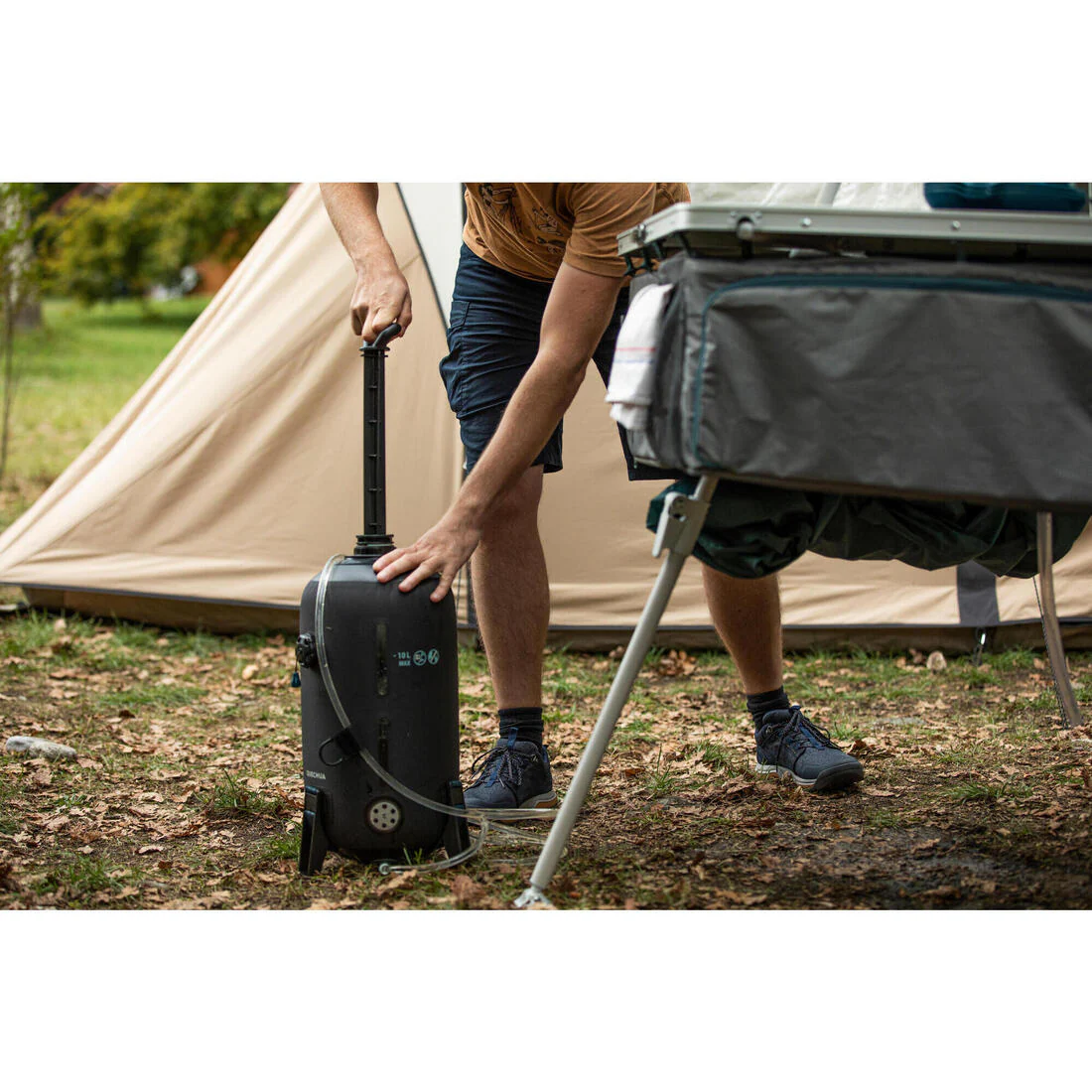 PRESSURE SOLAR CAMPING SHOWER - 10 LITRES - Image 9