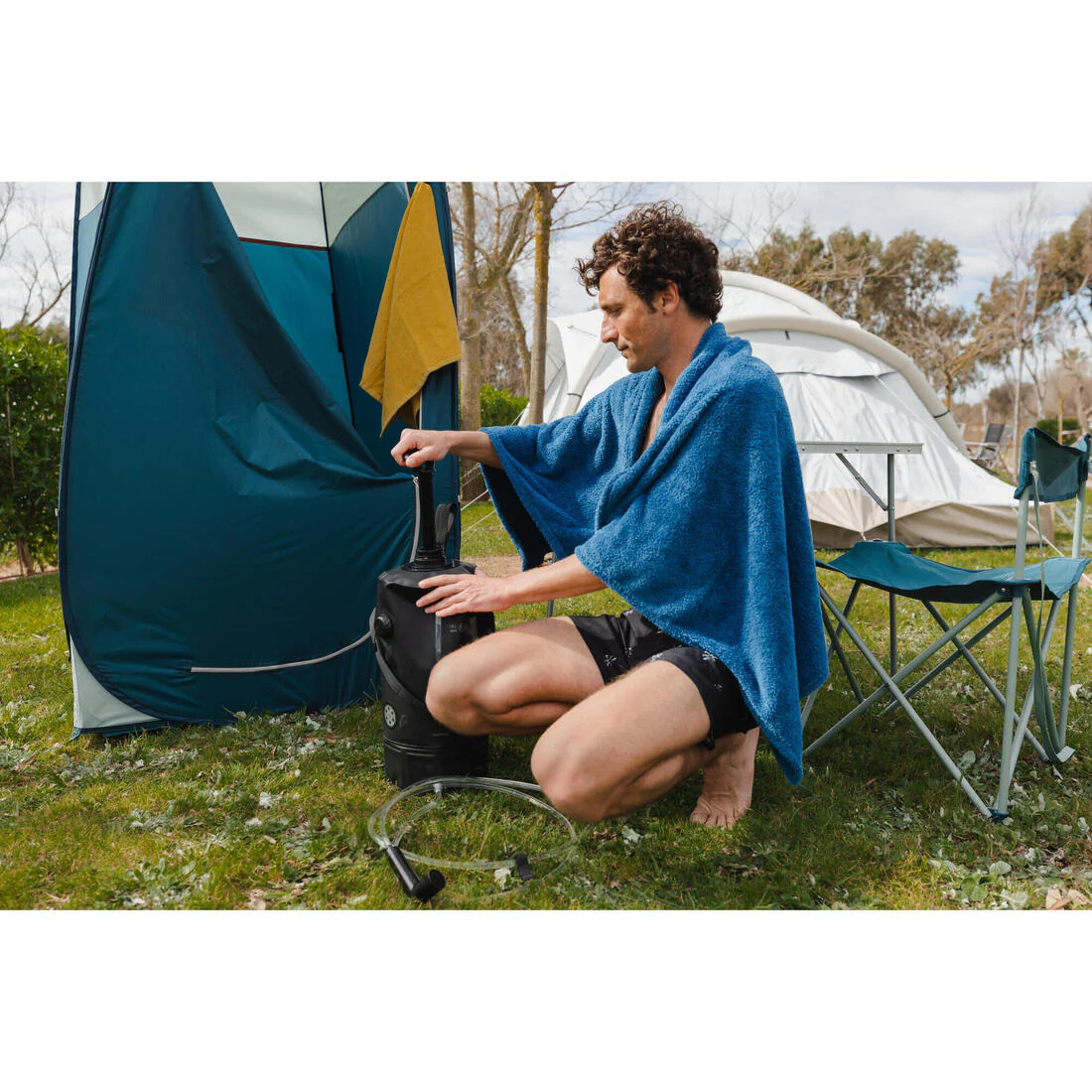 PRESSURE SOLAR CAMPING SHOWER - 10 LITRES - Image 2
