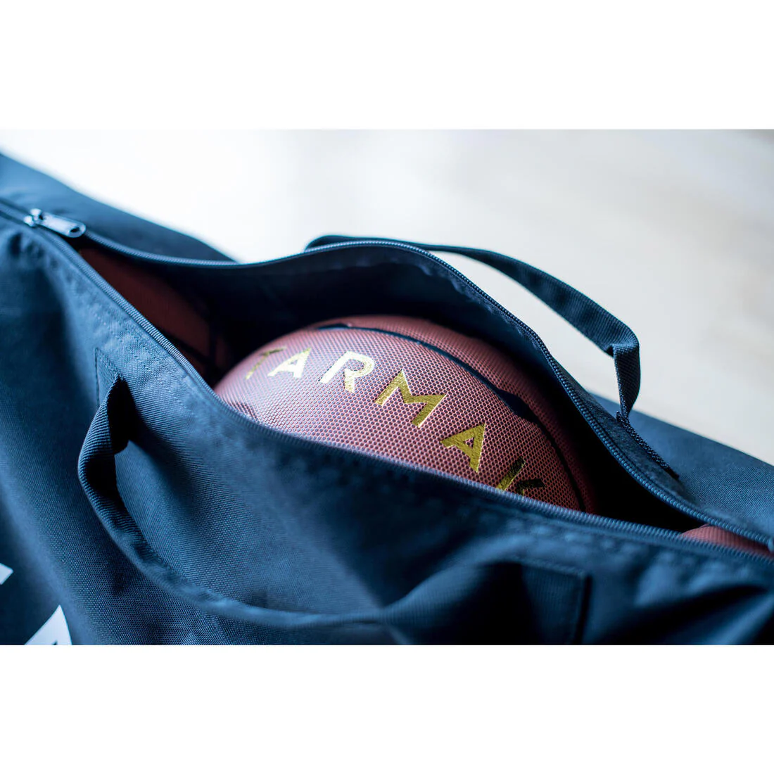 Robust basketball bag for carrying up to five balls (sizes 5 to 7). - Image 4