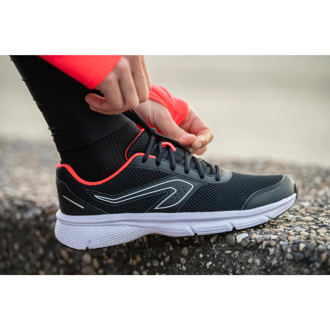 RUN CUSHION WOMEN'S RUNNING SHOES - BLACK/CORAL - Image 10