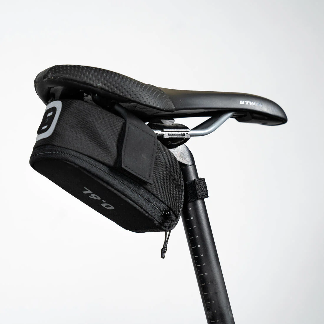 Saddle Bag Kit Easy M 0.6L + Multitool + 3 Tyre Lever - Black - Image 7