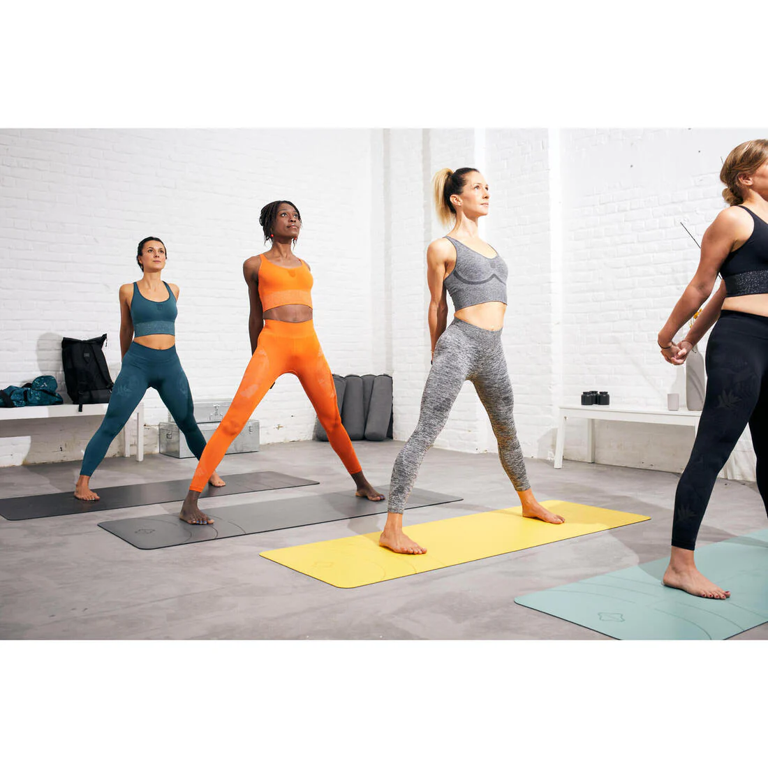 Women's Seamless 7/8-Length Dynamic Yoga Leggings - Dark - Image 18