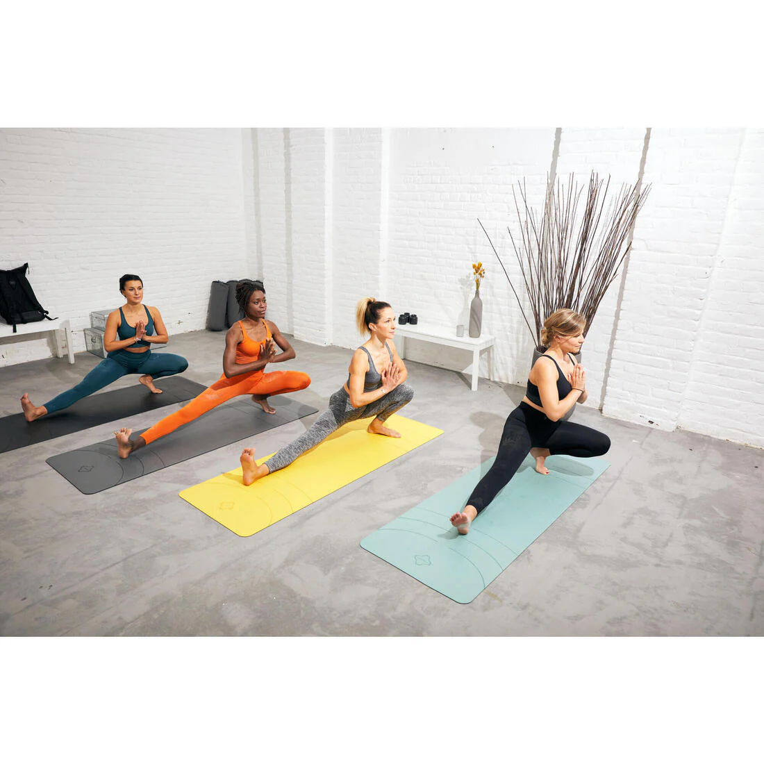 Women's Seamless 7/8-Length Dynamic Yoga Leggings - Dark - Image 24