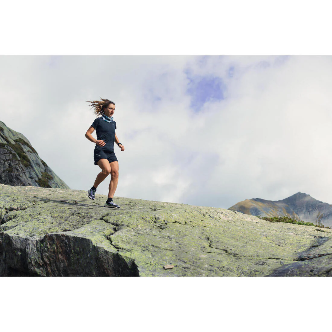Women's Seamless Running&Trail Running T-Shirt-KIPRUN Run 500 Comfort slim - Image 10