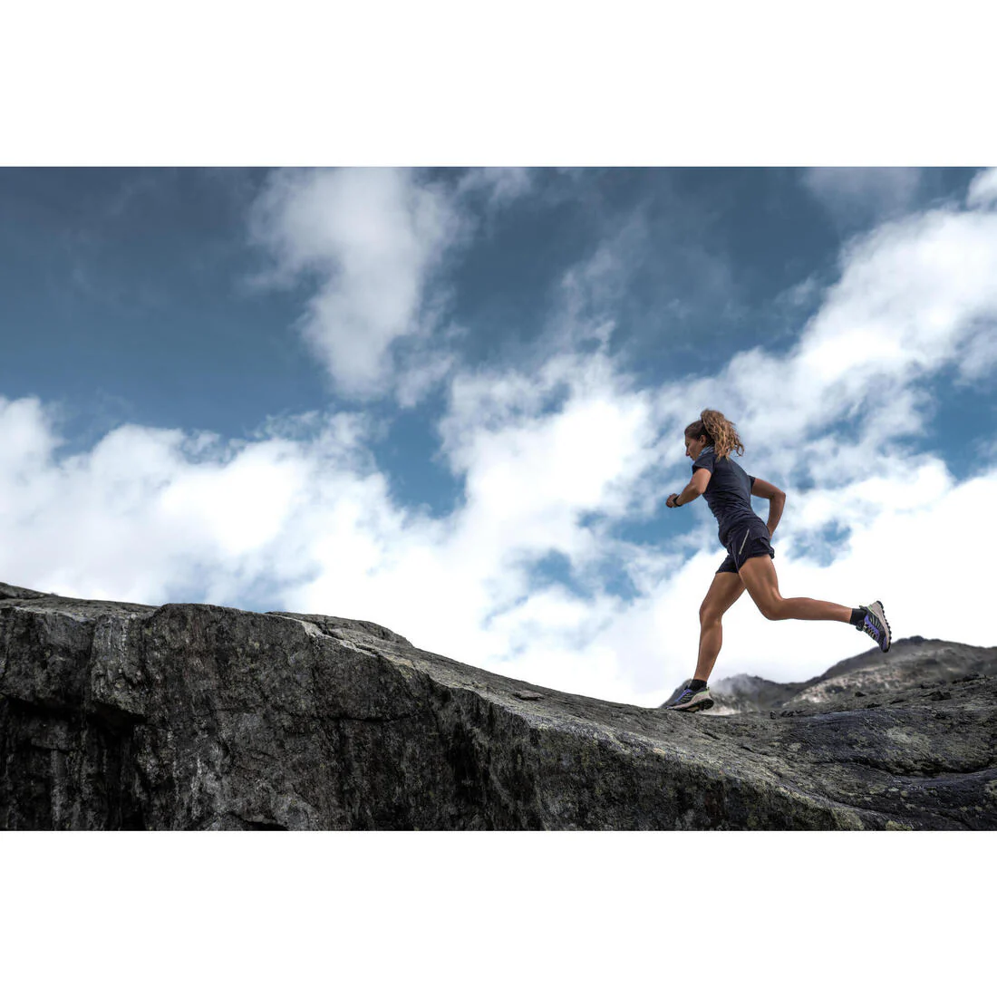 Women's Seamless Running&Trail Running T-Shirt-KIPRUN Run 500 Comfort slim - Image 8