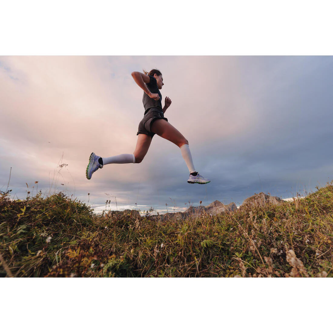 Women's Seamless Running&Trail Running T-Shirt-KIPRUN Run 500 Comfort slim - Image 9